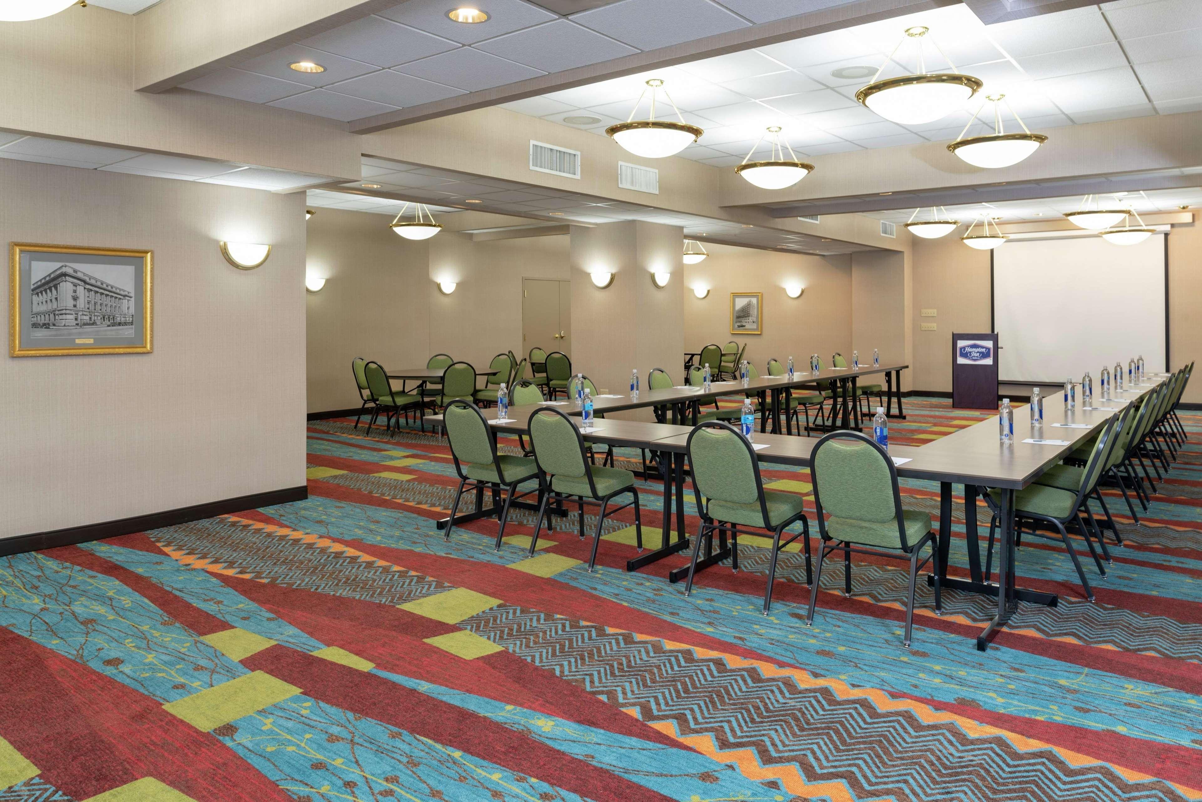 Hotel Hampton Downtown Across From Circle Centre 3*